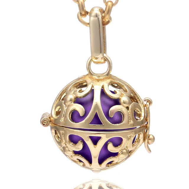 Morella Damen Halskette Edelstahl gold 70 cm mit Ornament Anhänger gold und Klangkugel lila Ø 16 mm in Schmuckbeutel