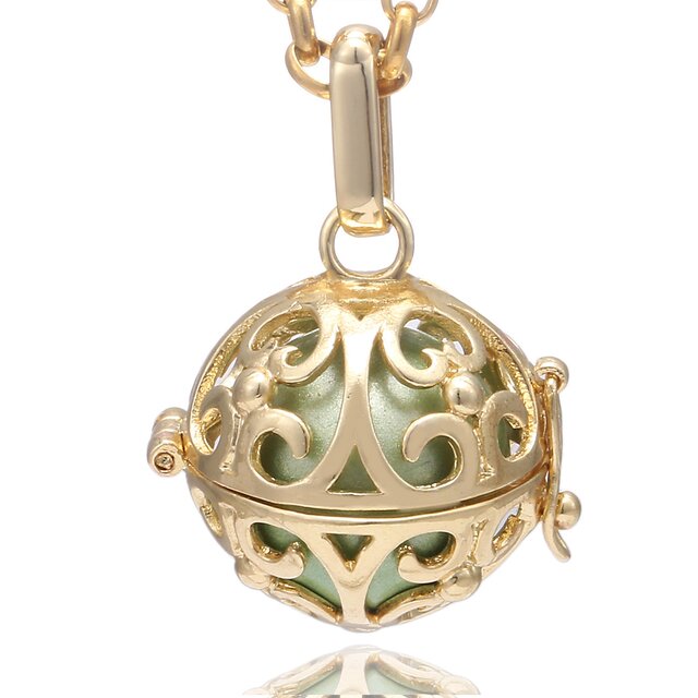 Morella Damen Halskette Edelstahl gold 70 cm mit Ornament Anhänger gold und Klangkugel hellgrün Ø 16 mm in Schmuckbeutel