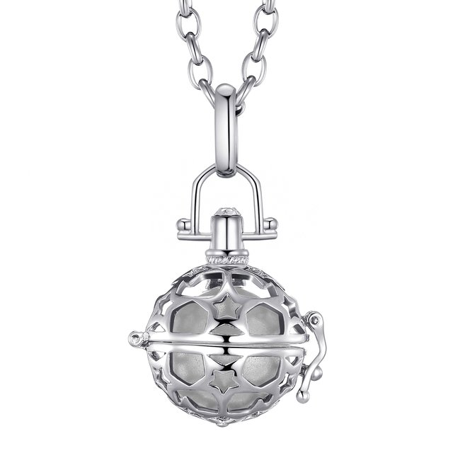 Morella Damen Schutzengel Halskette Edelstahl 70 cm mit Anhänger Sterne und Klangkugel silber Ø 16 mm in Schmuckbeutel