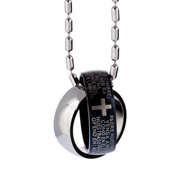 Halskette mit zwei Edelstahl Ringen mit Kreuzgravur in einem schwarzen Samtbeutel