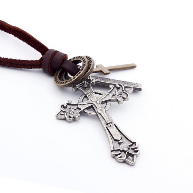 DonDon Herren Lederhalskette braun mit einem großen Kreuz Anhänger, Ringen und einem kleinen Kreuz in einem Beutel